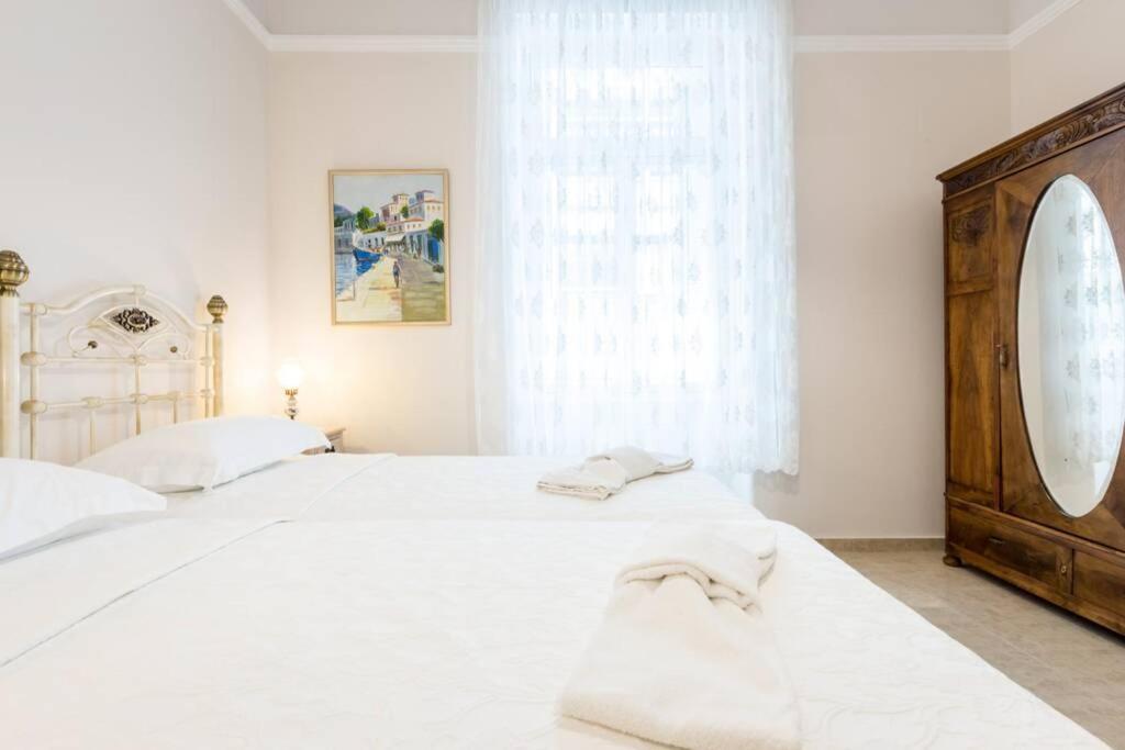 Neoclassical Apartment With 2 Bedrooms In Pireu Exterior foto