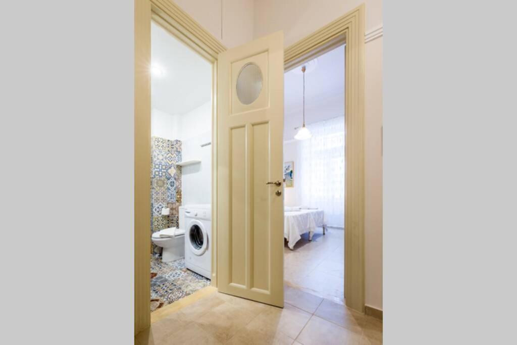 Neoclassical Apartment With 2 Bedrooms In Pireu Exterior foto