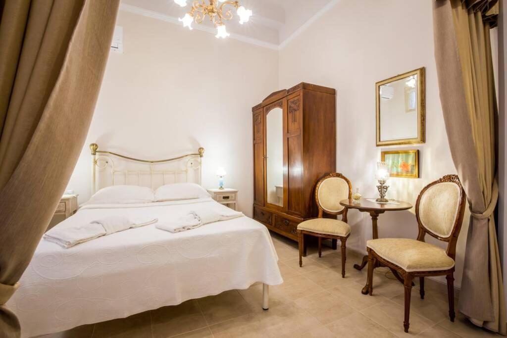 Neoclassical Apartment With 2 Bedrooms In Pireu Exterior foto