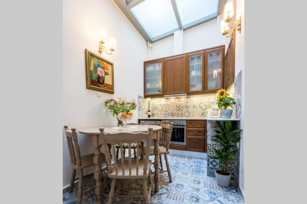 Neoclassical Apartment With 2 Bedrooms In Pireu Exterior foto