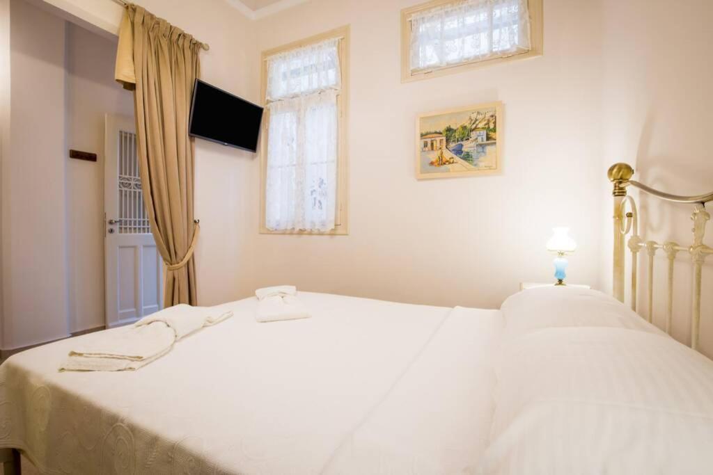 Neoclassical Apartment With 2 Bedrooms In Pireu Exterior foto