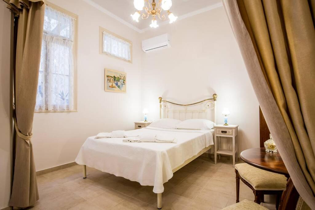 Neoclassical Apartment With 2 Bedrooms In Pireu Exterior foto