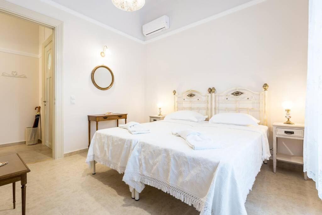 Neoclassical Apartment With 2 Bedrooms In Pireu Exterior foto