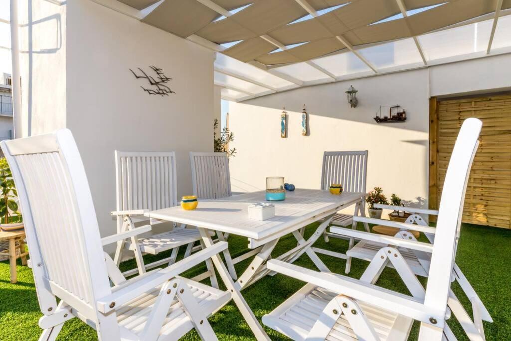 Neoclassical Apartment With 2 Bedrooms In Pireu Exterior foto