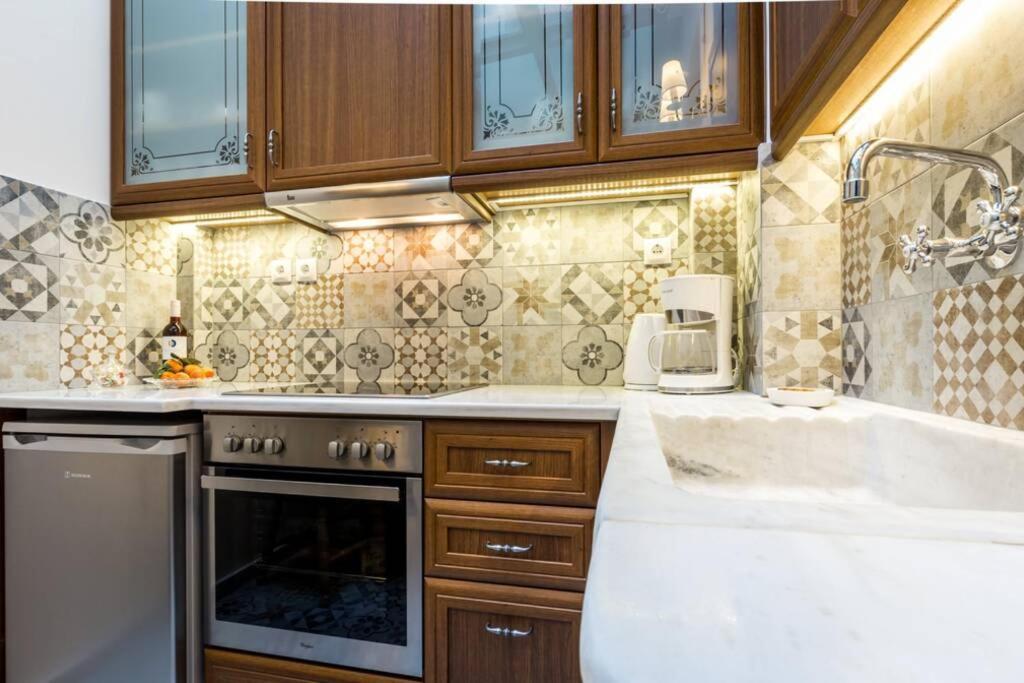 Neoclassical Apartment With 2 Bedrooms In Pireu Exterior foto