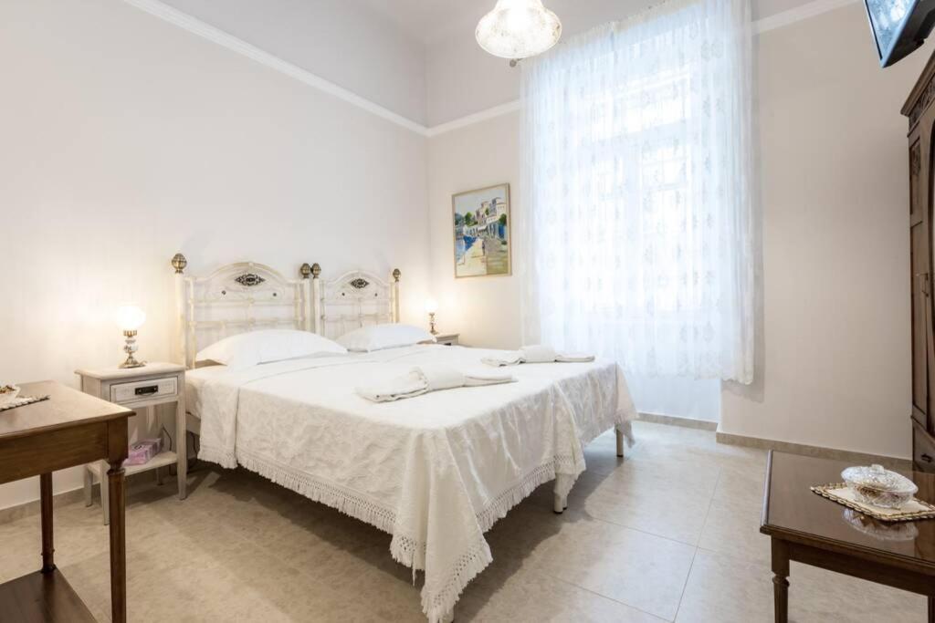 Neoclassical Apartment With 2 Bedrooms In Pireu Exterior foto