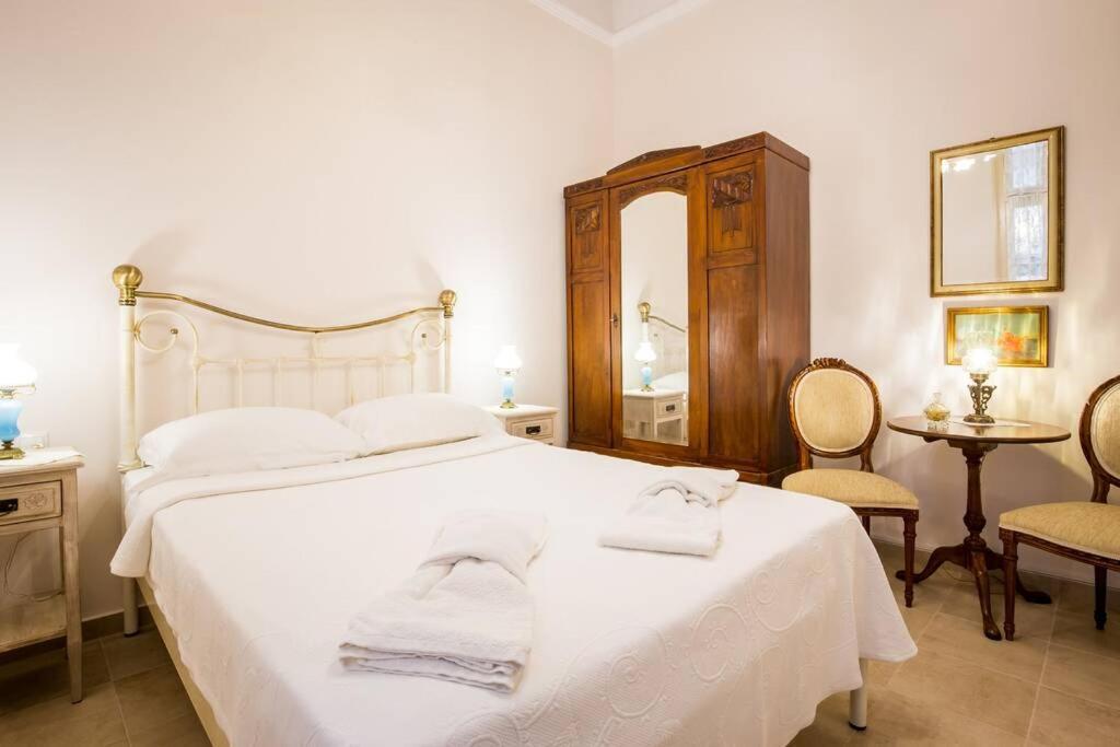 Neoclassical Apartment With 2 Bedrooms In Pireu Exterior foto