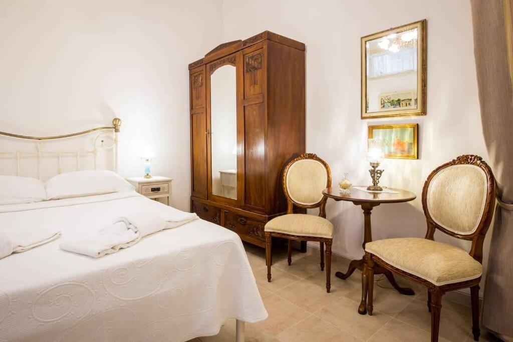 Neoclassical Apartment With 2 Bedrooms In Pireu Exterior foto
