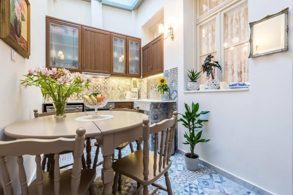 Neoclassical Apartment With 2 Bedrooms In Pireu Exterior foto