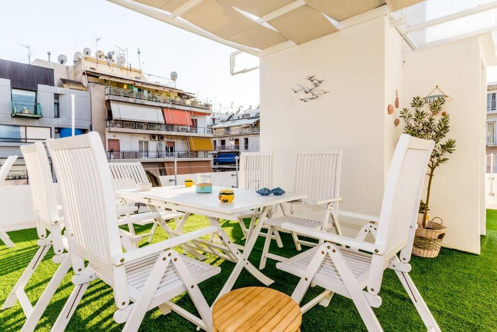 Neoclassical Apartment With 2 Bedrooms In Pireu Exterior foto