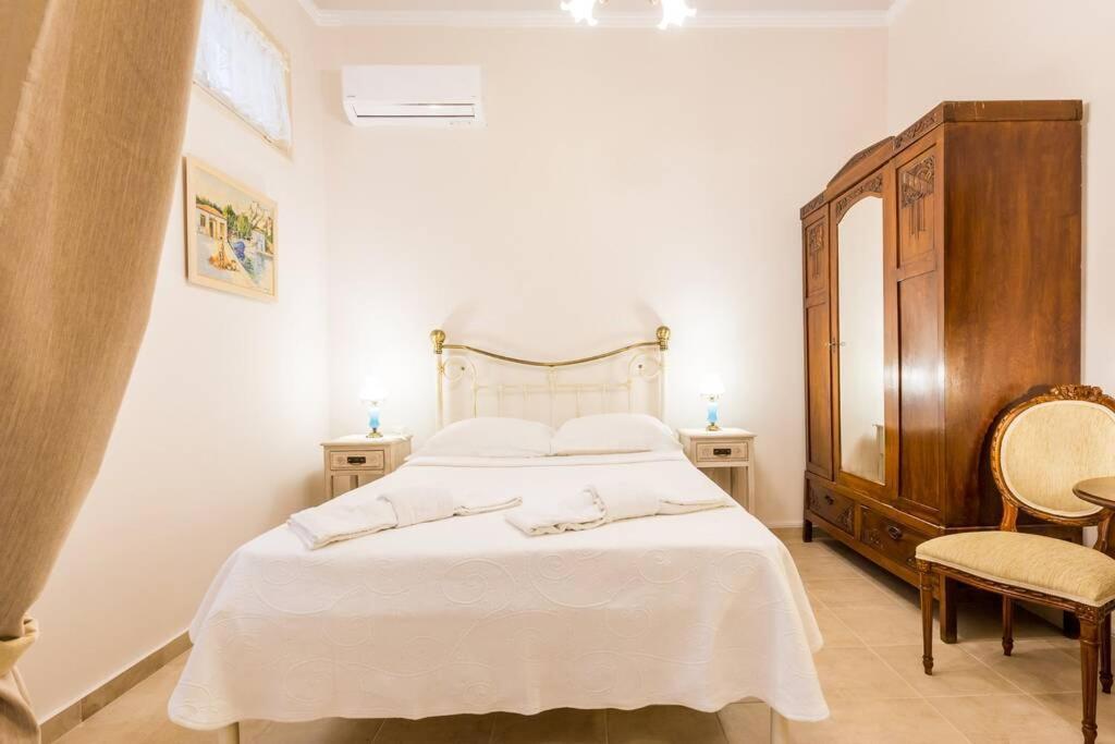 Neoclassical Apartment With 2 Bedrooms In Pireu Exterior foto