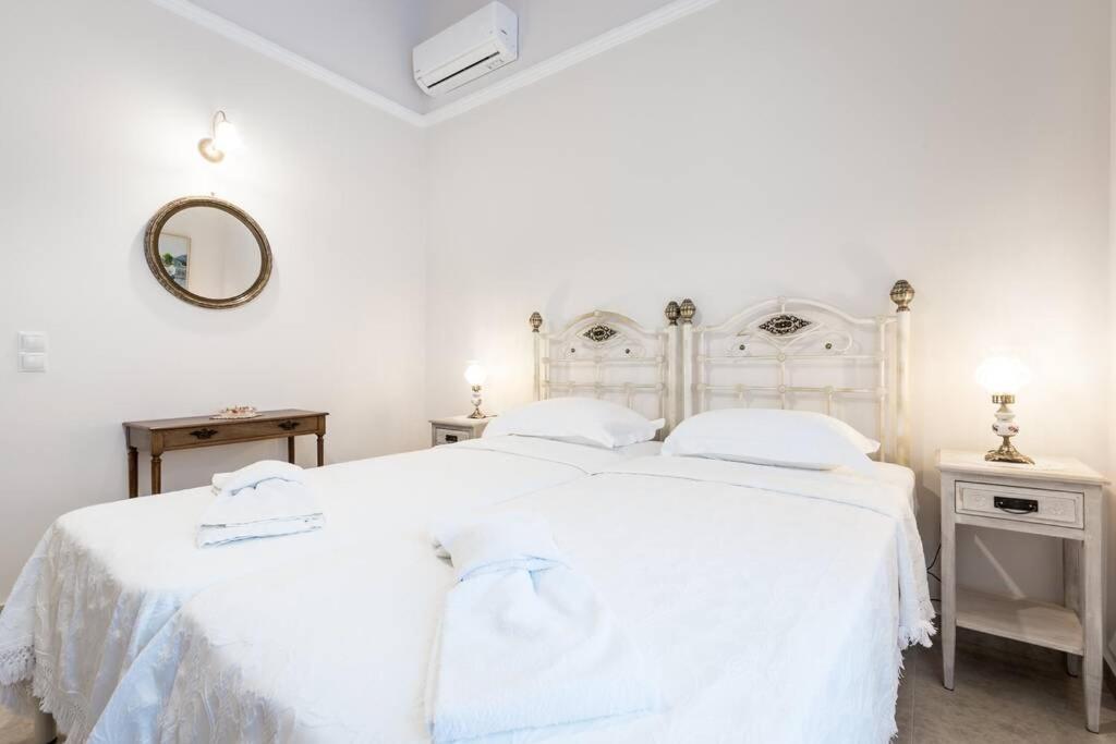 Neoclassical Apartment With 2 Bedrooms In Pireu Exterior foto